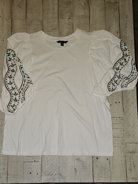 Banana Republic White Short Sleeve Tee with Embroidered Puff Sleeves Size M